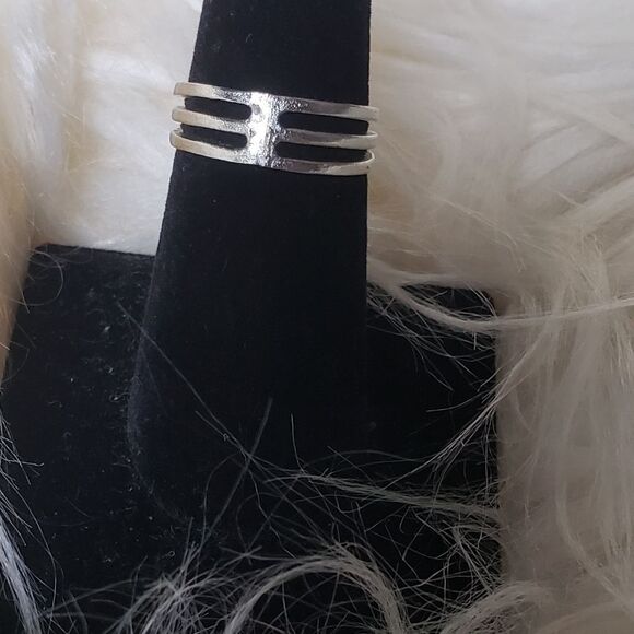 5/$25 Tri band Ring Size 8 - Picture 1 of 1